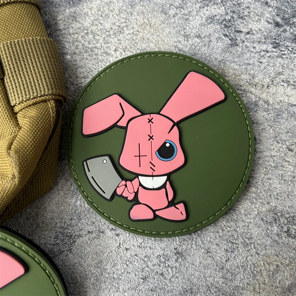 Un conejo rosa sosteniendo un cuchillo, parches de gancho y bucle de PVC para ropa, emblema táctico, insignia de moral militar, pegatinas para mochila - imagen 3
