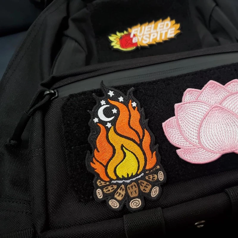 Exquisita llama fuego hoguera bordado pegatina de tela accesorios de ropa DIY gancho bucle mochila accesorios pegatinas - imagen 3