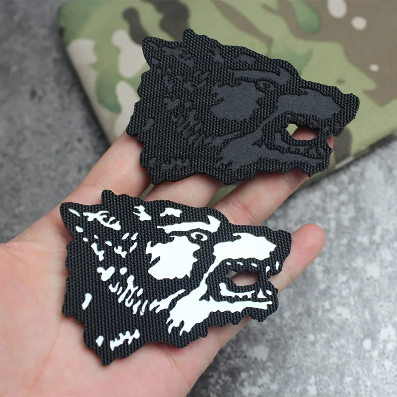 Insignia reflectante de cabeza de lobo, pegatina de cabeza de animal luminosa grabada con láser, mochila personalizada, brazalete creativo, parche para casco - imagen 5