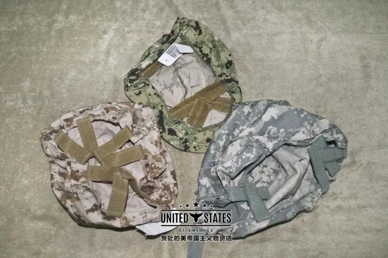 Se muestran tres sombreros de camuflaje en una alfombra