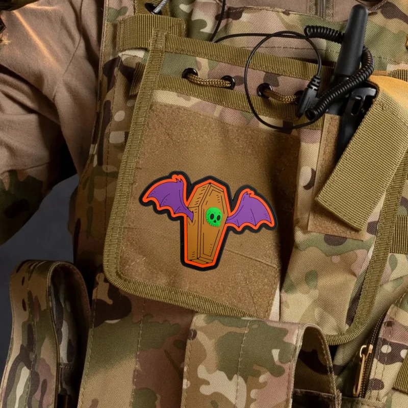 Parche con insignia de moral de calavera luminosa de ataúd de murciélago, brazalete táctico de PVC, gancho y bucle, mochila militar, chaleco, accesorios, pegatinas - imagen 2