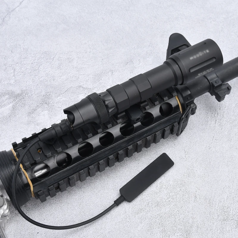 Linterna en uso durante operación Airsoft