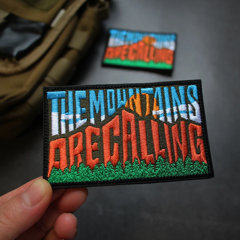 Accesorios para bolsa al aire libre, insignia completamente bordada "Las montañas están llamando", chaqueta de moral de paisaje, parche con gancho para mochila DIY - imagen 3