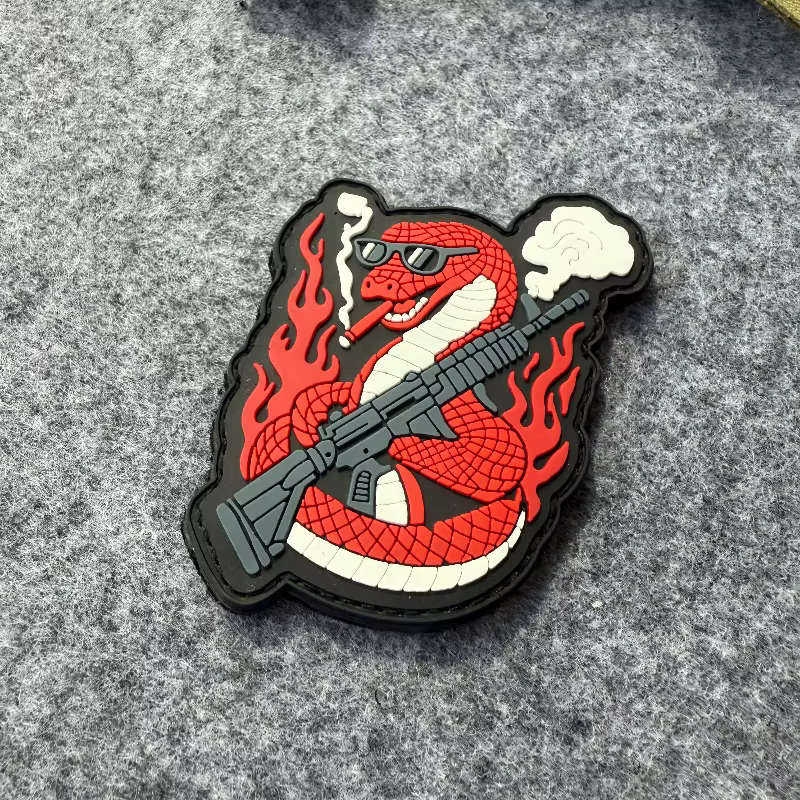 Parche táctico PVC cobra roja con serpiente, rifle y llamas - imagen 4