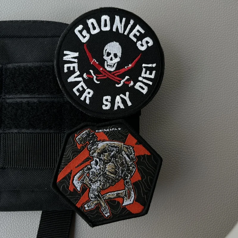 Insignia de moral de etiqueta tejida de Estilo funcional para mochila, Calavera, doble espada bordada, gancho táctico y bucle en la ropa Saboteur - imagen 3