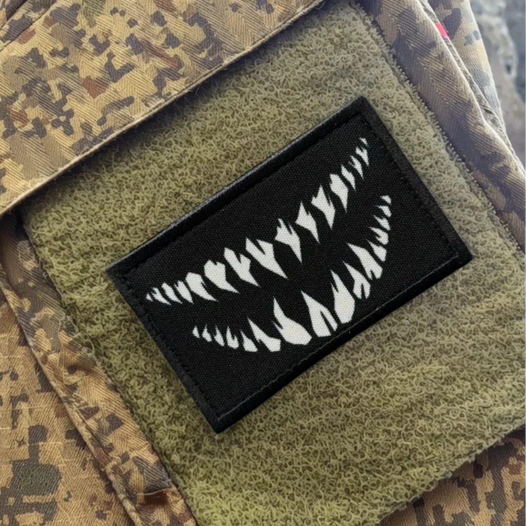 Parche táctico de moral de dientes de diablo, emblema divertido de gancho y bucle, brazalete militar, pegatinas para mochila - imagen 3