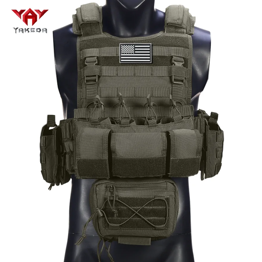 Hebilla metálica multifuncional YAKEDA con chaleco de desmontaje rápido. La primera fila está equipada con una gran bolsa triple para equipamiento.