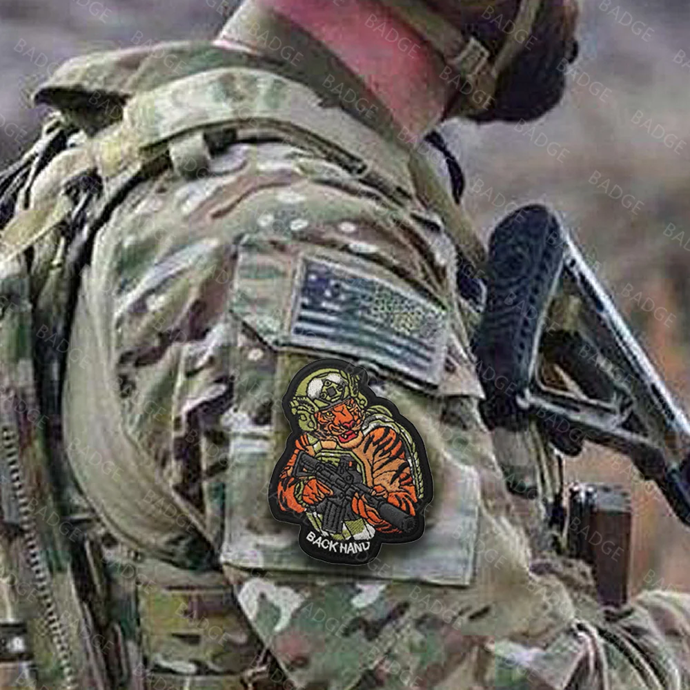 Panda enojado táctico con parches de pistola, parche de tigre CP, insignia con emblema de hombro bordado con gancho y bucle - imagen 3