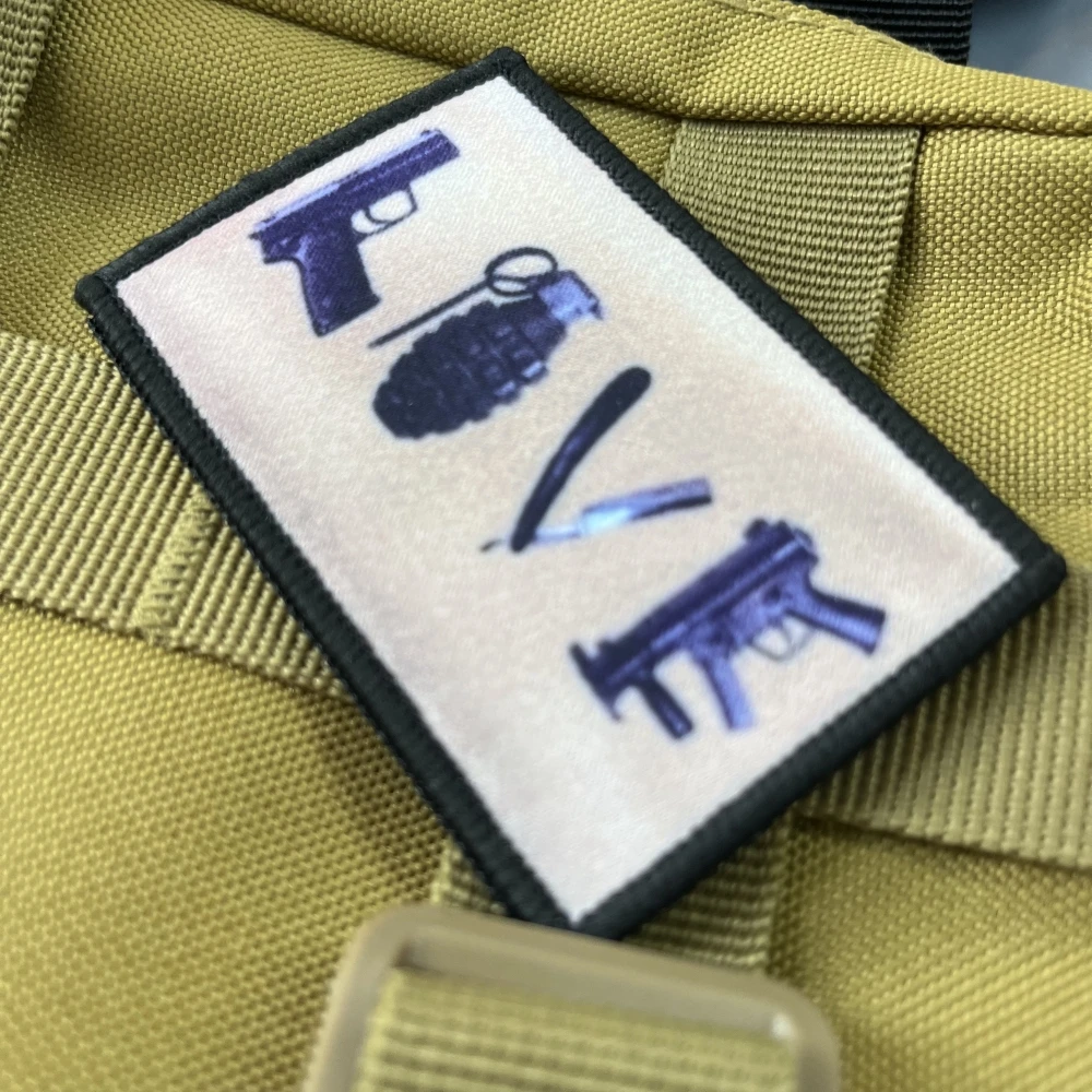 "Love" escrito en armas parche divertido moral ejército parches tácticos insignia militar mochila pegatina de impresión de gancho y bucle - imagen 2