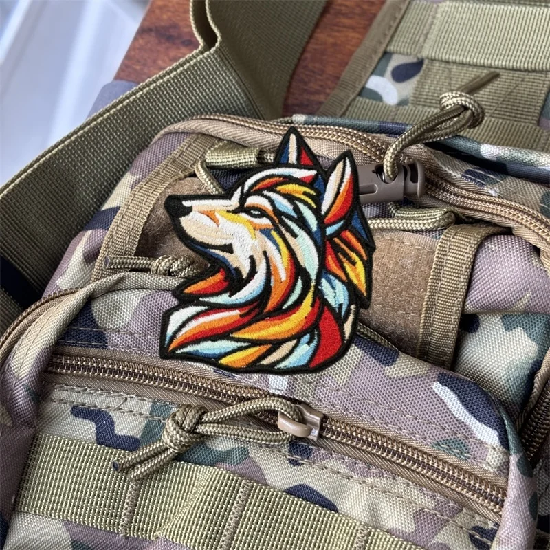 Parche bordado táctico "cabeza de lobo arcoíris" en la ropa insignia de moral gancho bucle parches militares pegatinas para mochila