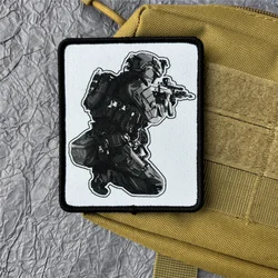 Parche táctico soldado con pistola – Velcro para mochila