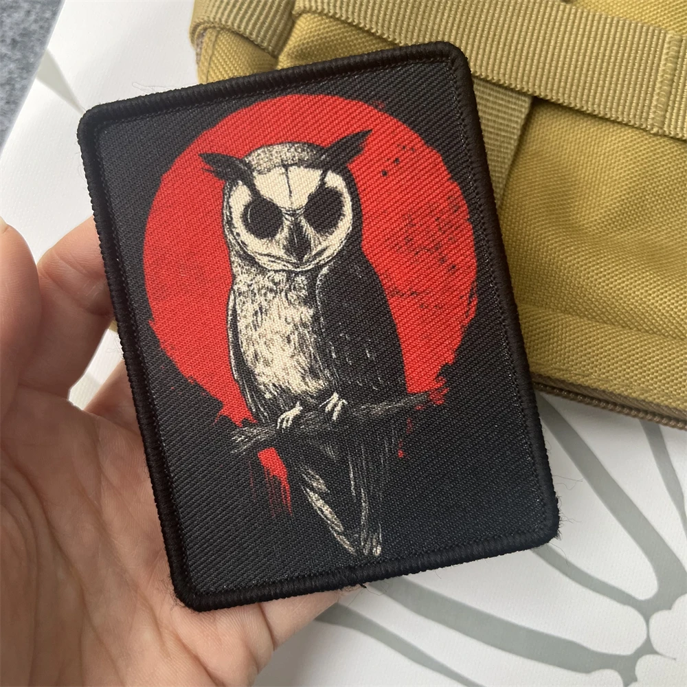 Parche de gancho y bucle con estampado de búho bajo la sangre y la luna, insignia de moral táctica, pegatina decorativa para mochila militar