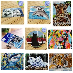 Smyrna almohada bordada de diseño animal con gancho pestillo