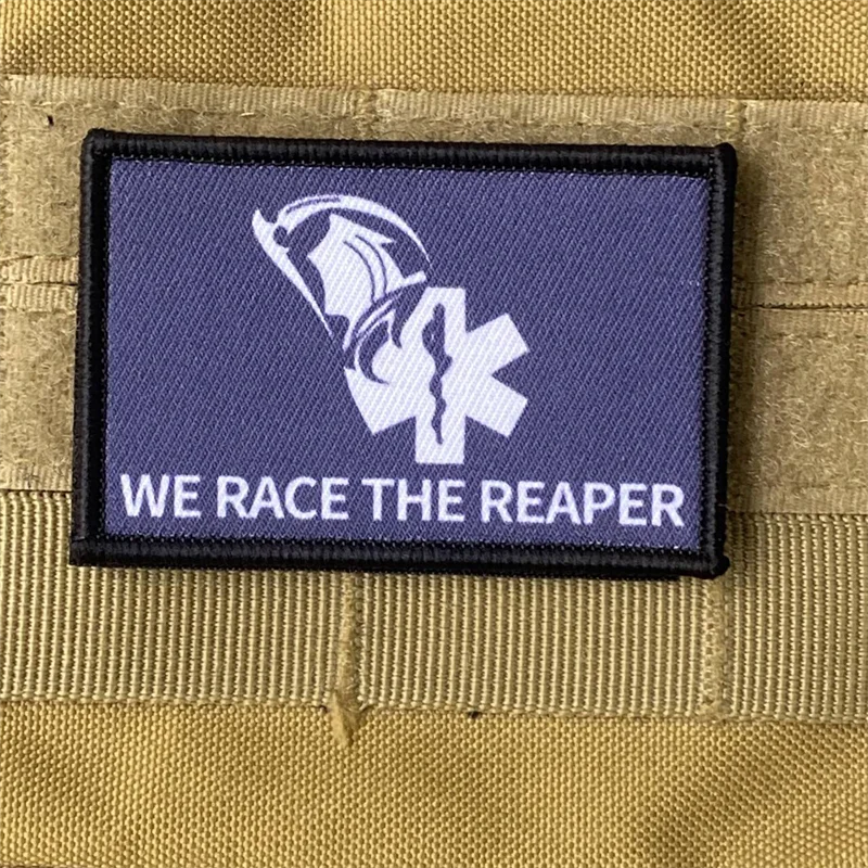 We Race The Reaper Medical parche táctico estampado gancho y bucle brazalete insignia de moral militar mochila ropa pegatina brazalete - imagen 4
