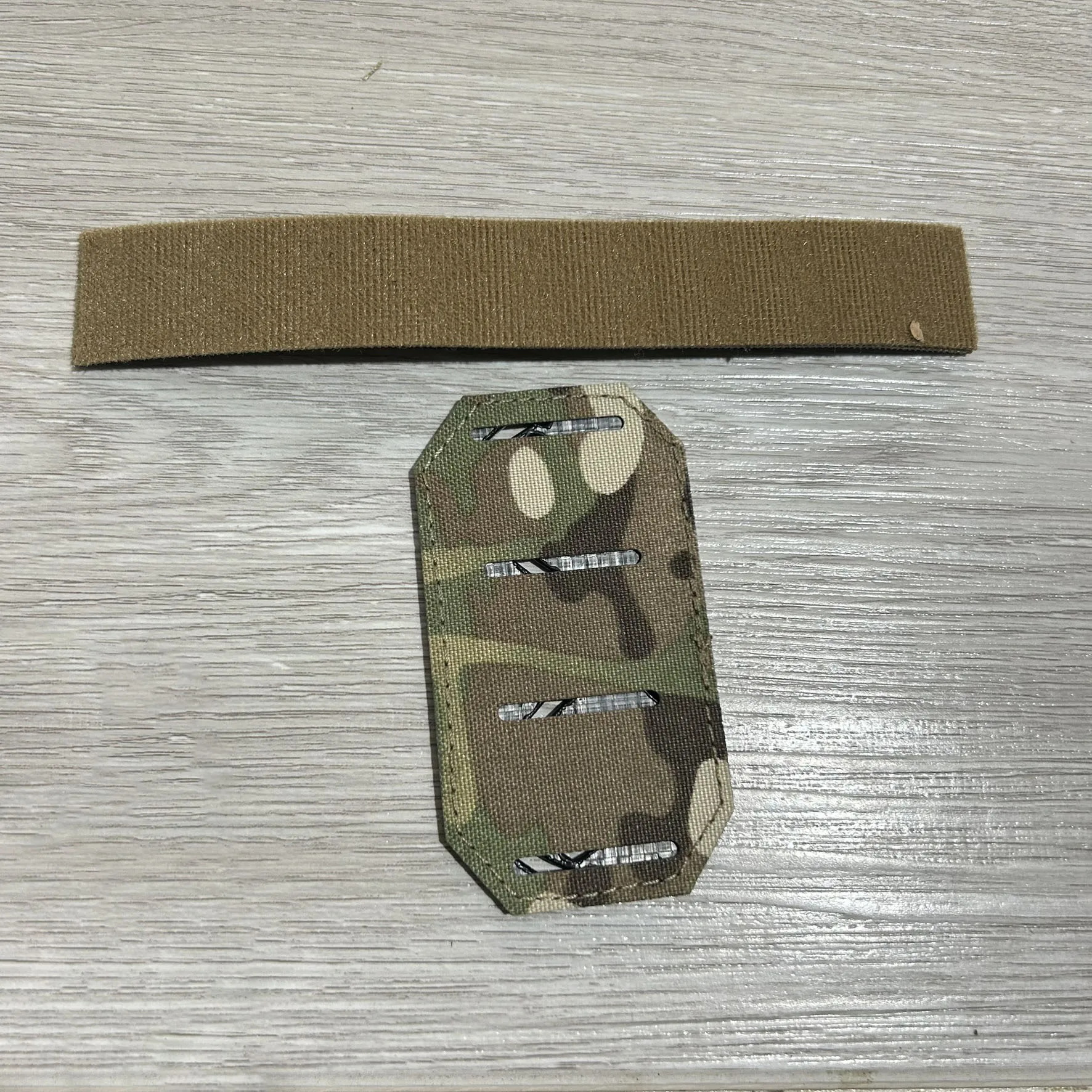 Placa adaptadora MOLLE inclinada para cinturón táctico en IPSC