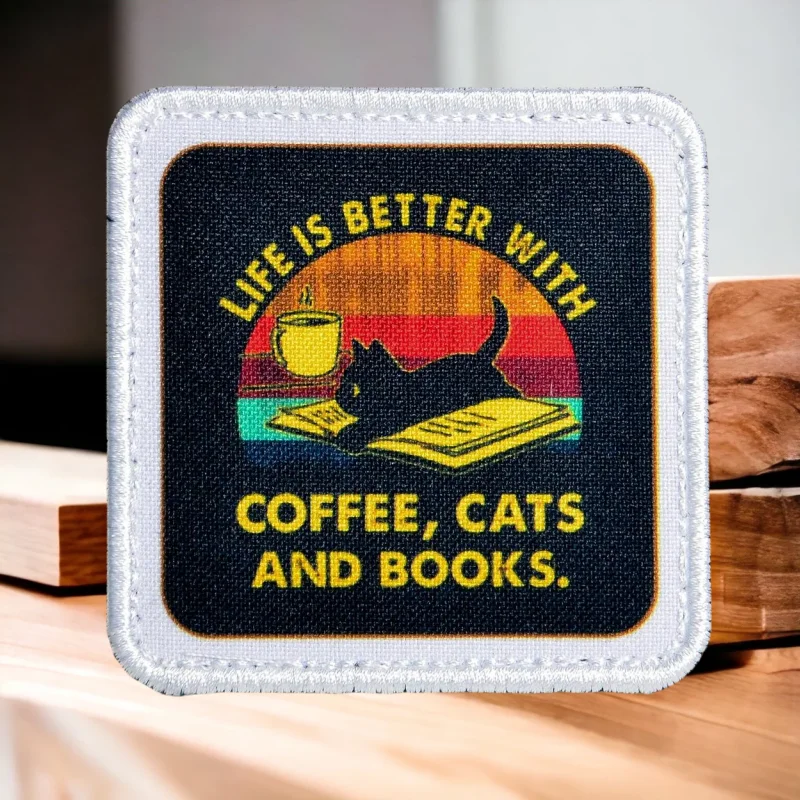 La vida es mejor ganancia café, gatos y libros parches divertidos insignia de moral táctica brazalete gancho y bucle mochila accesorios pegatinas - imagen 2