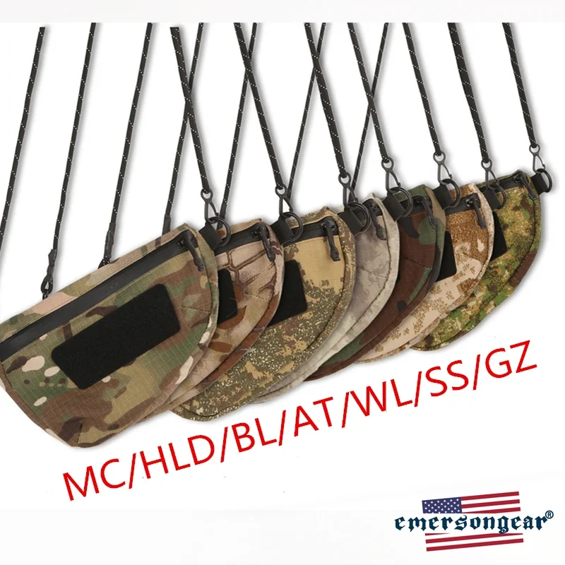 Una fila de bolsas de camuflaje colgando de una cuerda