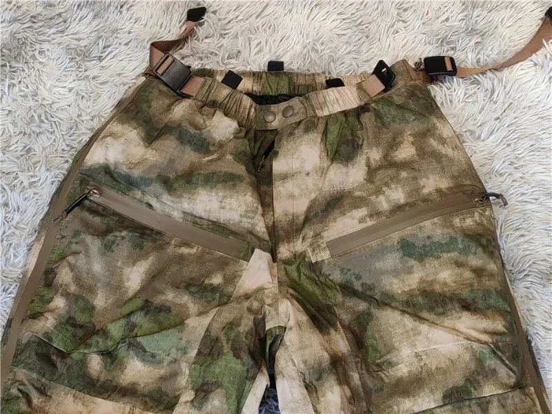 Un par de pantalones cortos de camuflaje con cremallera en el costado