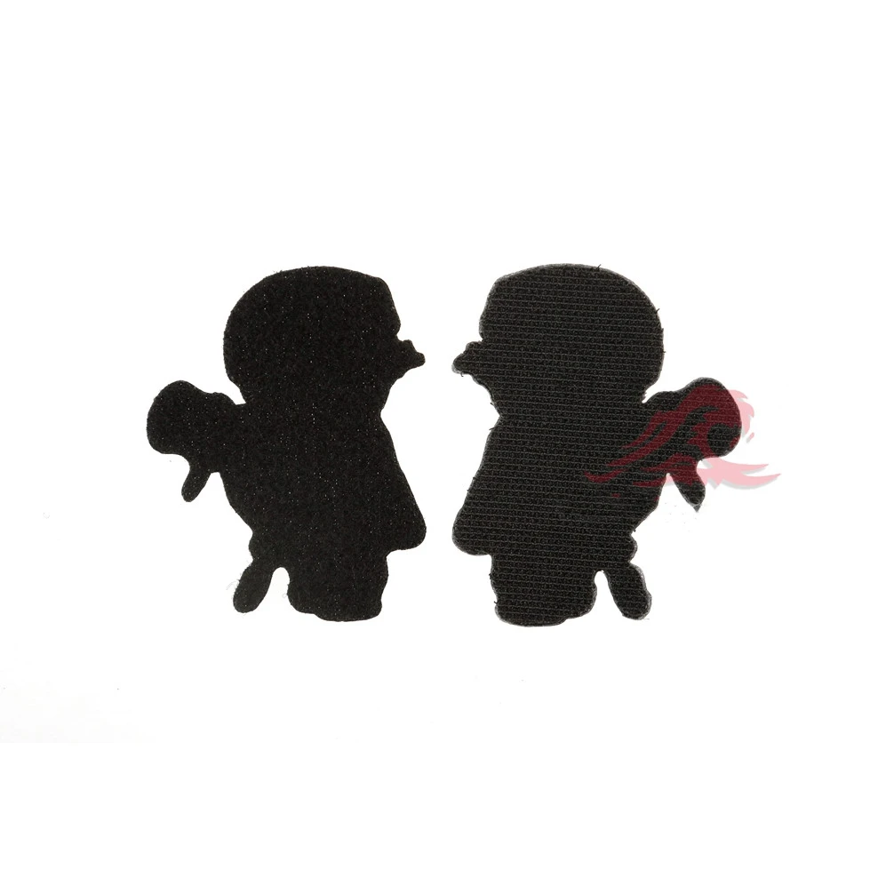 Dos siluetas negras de ángeles sobre un fondo blanco