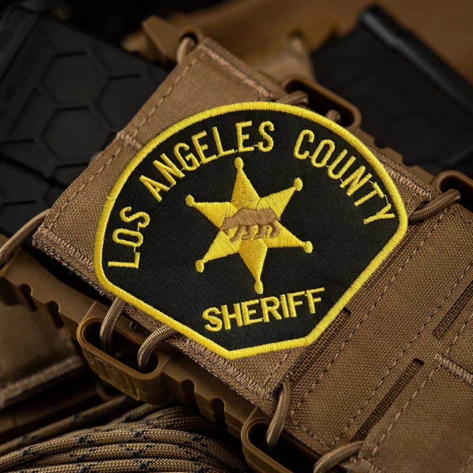 Detalle del bordado y textura del parche de sheriff