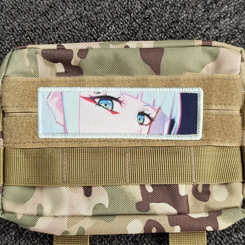 Parches de insignia de moral táctica de Anime Lucy Eyes Gaze, pegatinas de mochila militar con gancho y bucle de impresión de personajes del juego de chica Punk - imagen 2