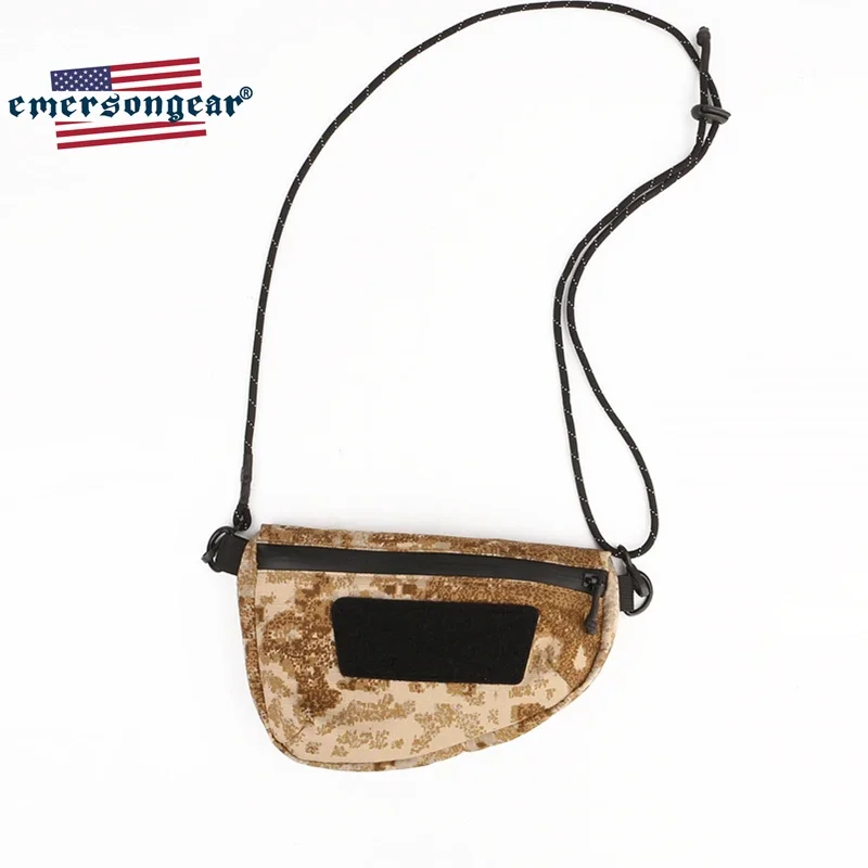 Una bolsa marrón y negra con una correa