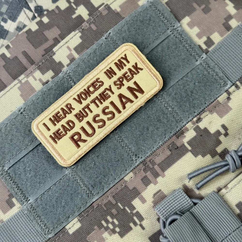 Parche táctico de moral "I Hear Voices in My Head and They Speak Russian", pegatina para mochila militar, parches bordados con gancho