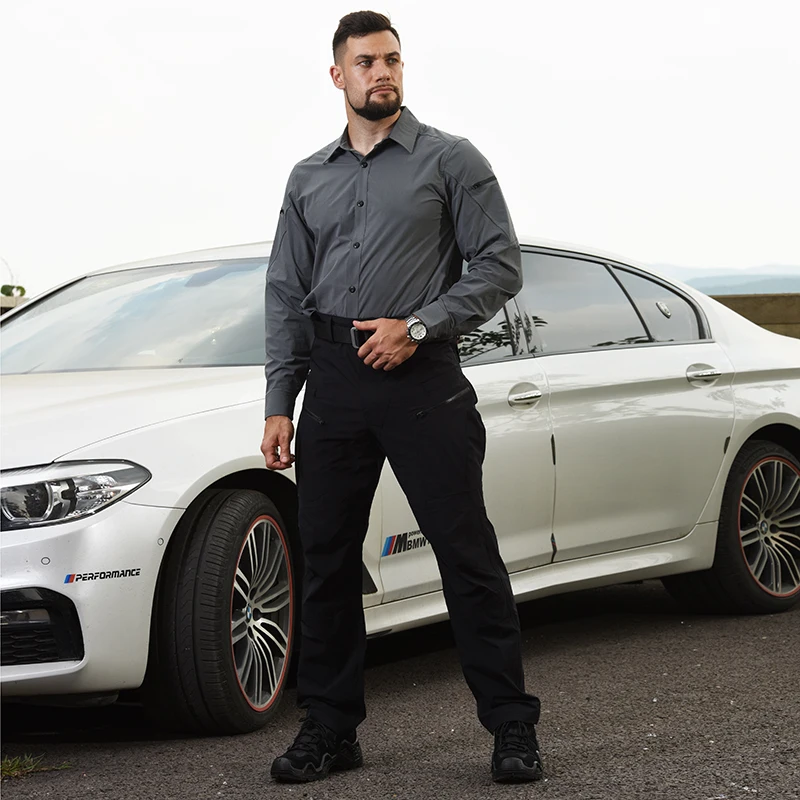 Un hombre de pie junto a un coche blanco