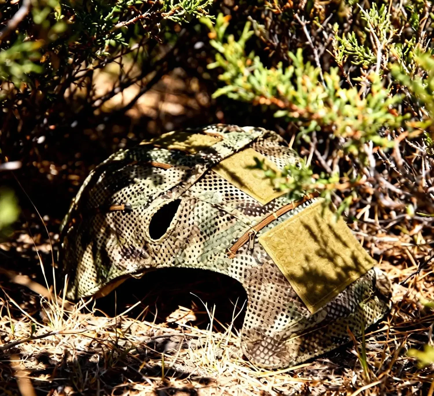 Visera casco táctico con cubierta camuflaje terrestre y montaje MOLLE - imagen 4