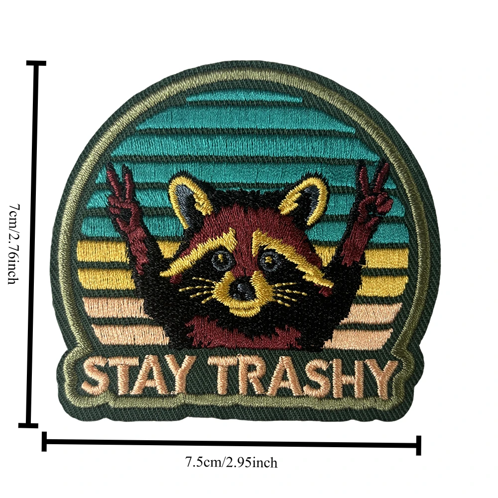 Parche táctico Stay Trashy Raccoon bordado con velcro para airsoft - imagen 2