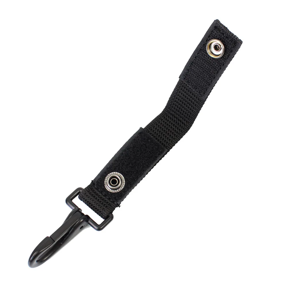 Una correa negra con una hebilla