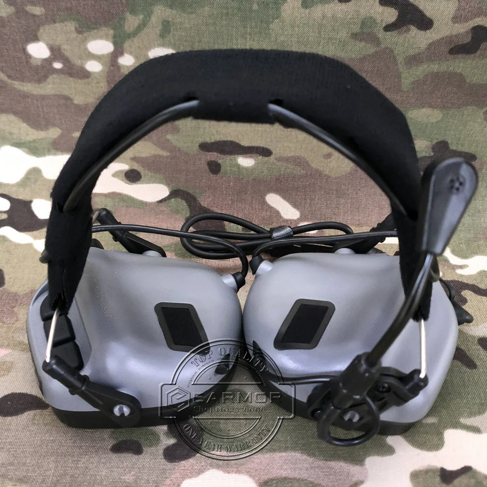 Un par de auriculares con una diadema negra