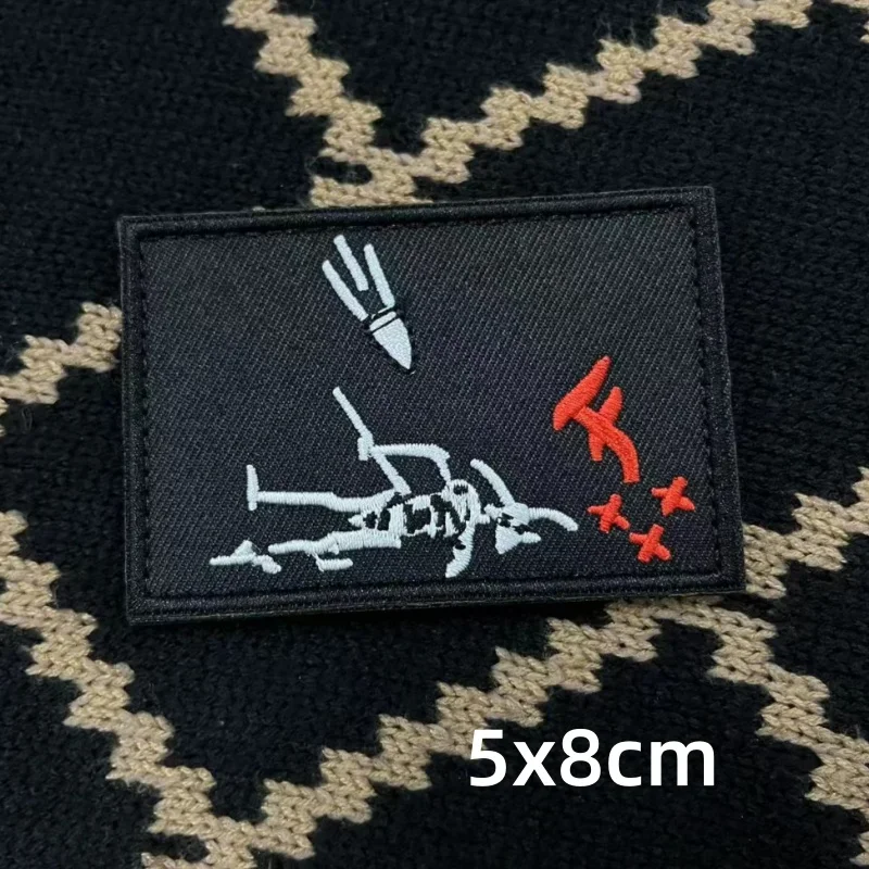 Un parche con un avión y un misil en él