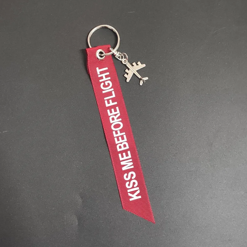 LLavero de etiqueta de equipaje con cinta roja KISS ME BEFORE FLIGHT Assistant colgante - imagen 4