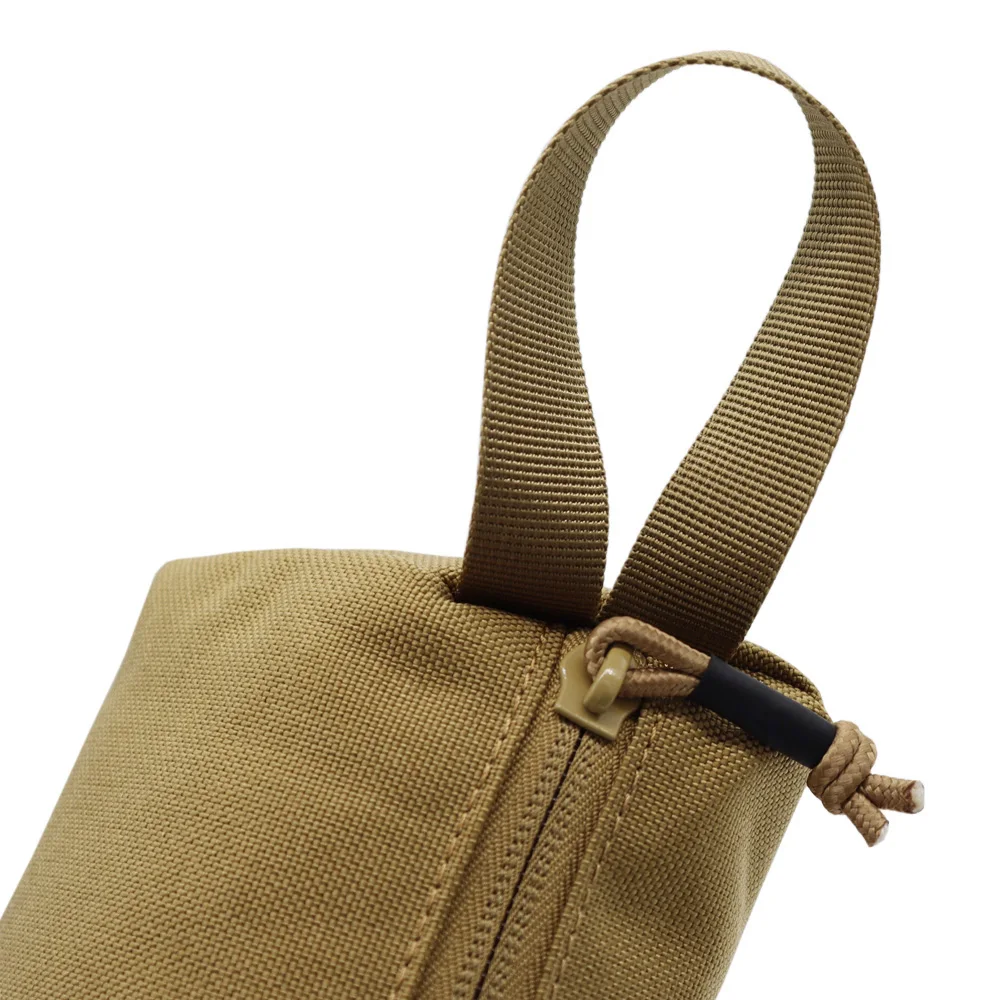 Una bolsa de bronceado con una correa negra y una hebilla de oro