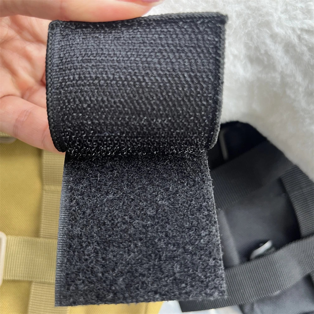 Una persona que sostiene una tela negra y gris