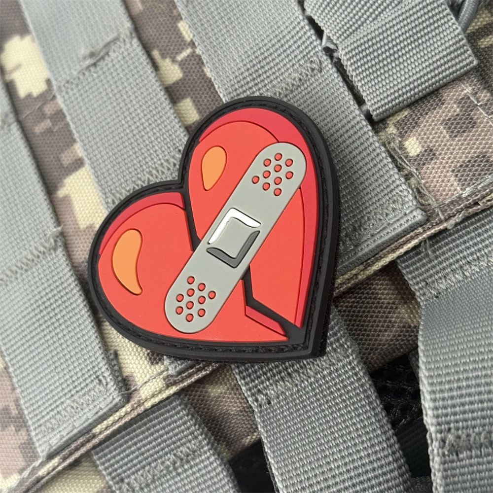 Parches de insignia de moral táctica de tirita en forma de corazón, brazalete militar, parches de gancho y bucle de PVC 3D para ropa, pegatina para mochila - imagen 2