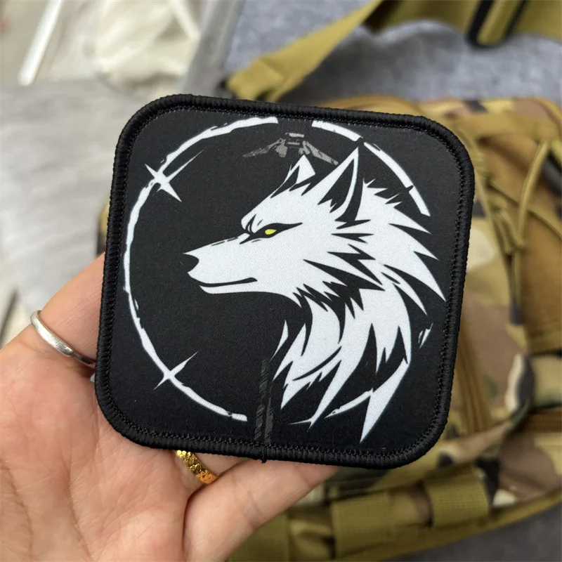 Parche táctico lobo militar con velcro para mochila y ropa - imagen 2