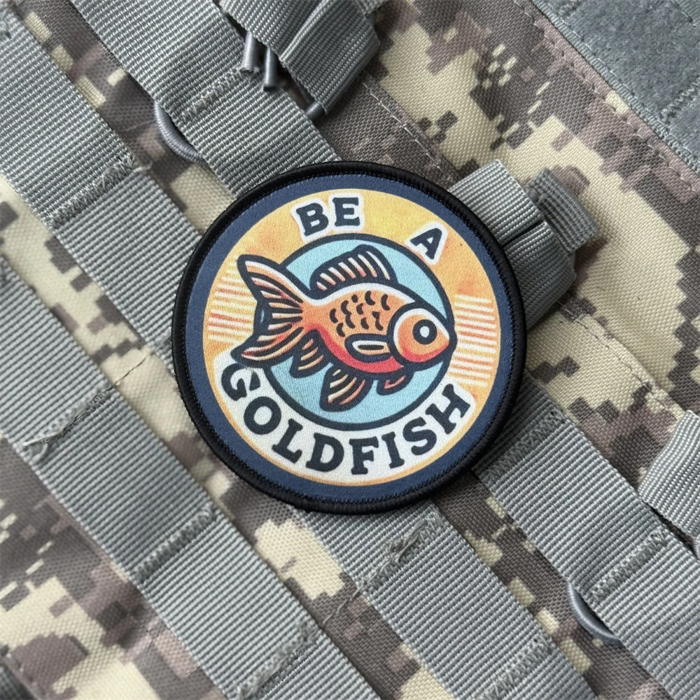 Parches de insignia de moral táctica Be A Goldfish, brazalete del ejército militar, parche de gancho y bucle impreso, pegatina para mochila para ropa - imagen 5