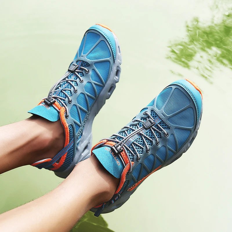 Zapatos azules con cordones de naranja