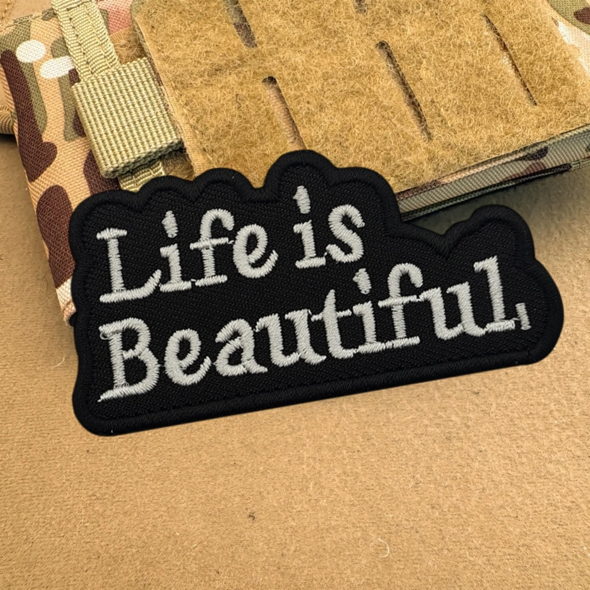 Insignia de moral bordada Life Is Beautiful, parche militar táctico con gancho y bucle, accesorios para mochila al aire libre, pegatinas personalizadas