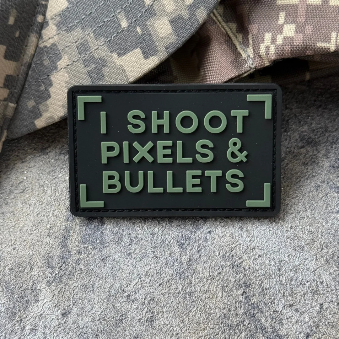 Parche PVC con velcro I SHOOT PIXELS AND BULLETS – Parche táctico - imagen 5