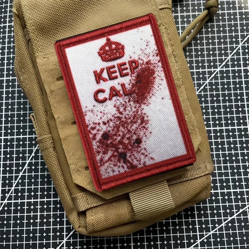 Parche táctico KEEP CALM Morale Boost Morale con manchas de sangre salpicadas, gancho para brazalete, insignia médica militar de la Segunda Guerra Mundial, pegatina para mochila - imagen 2