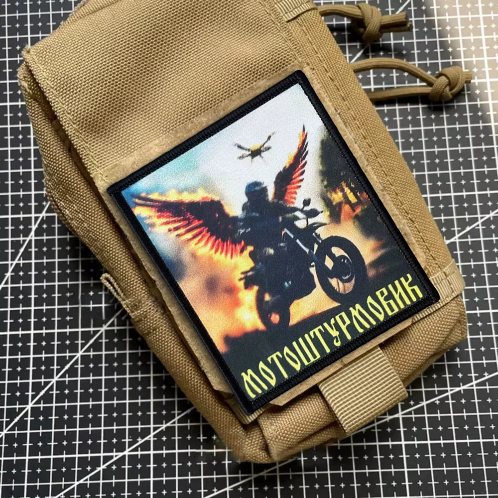 Parche táctico de moral motor alado – Insignia militar con velcro - imagen 4