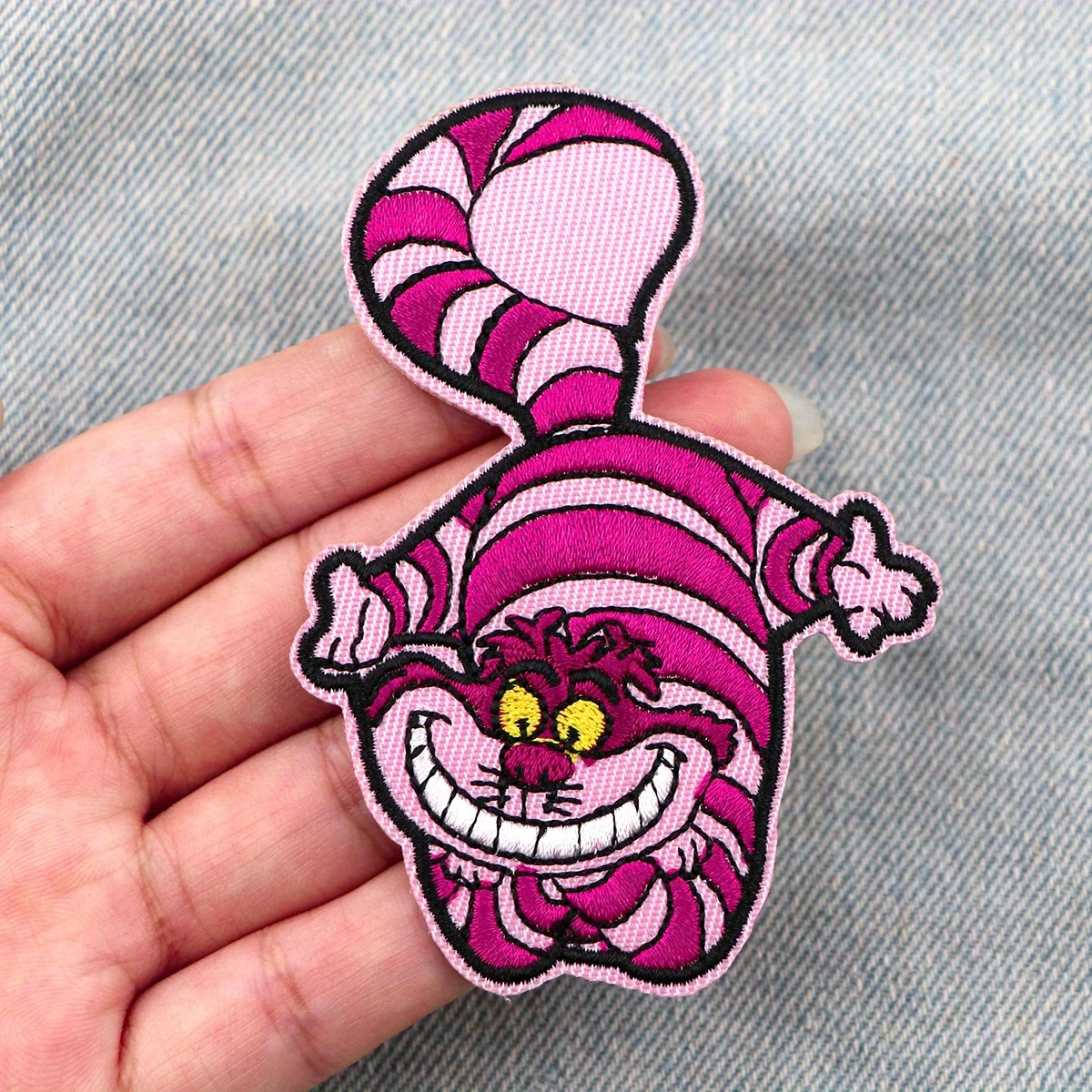 1 parche termoadhesivo bordado con gato de Cheshire de dibujos animados, apliques de Alicia en el país de las Maravillas para ropa, bolsos, chaquetas y bricolaje - imagen 3