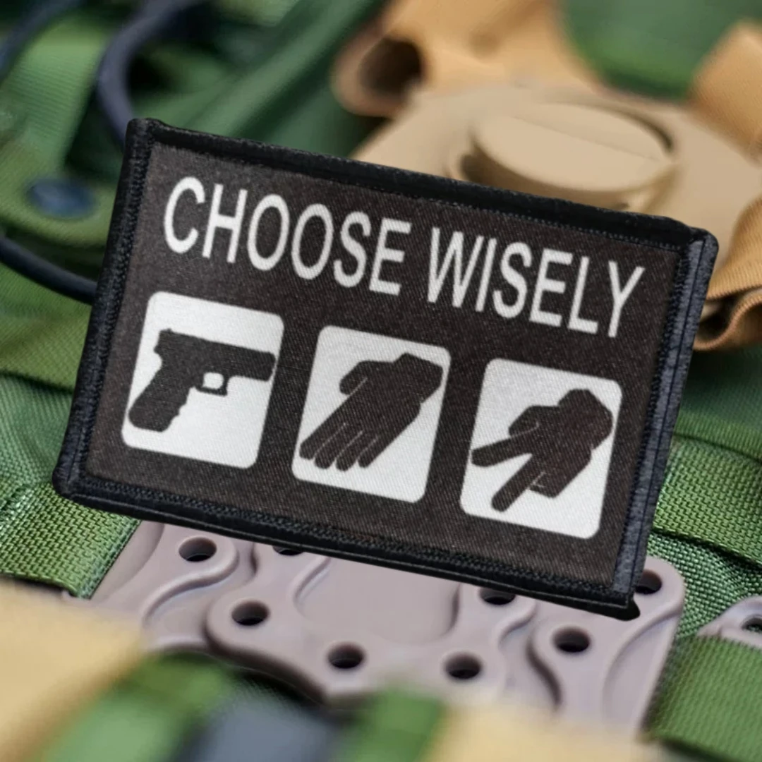 ESCAPE WISELY Insignia de moral, parches de gancho y bucle con estampado de pistola, brazalete táctico, mochila, sombrero, pegatina - imagen 3