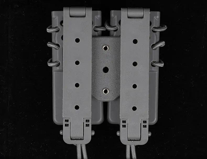 Un objeto negro con dos ganchos plateados