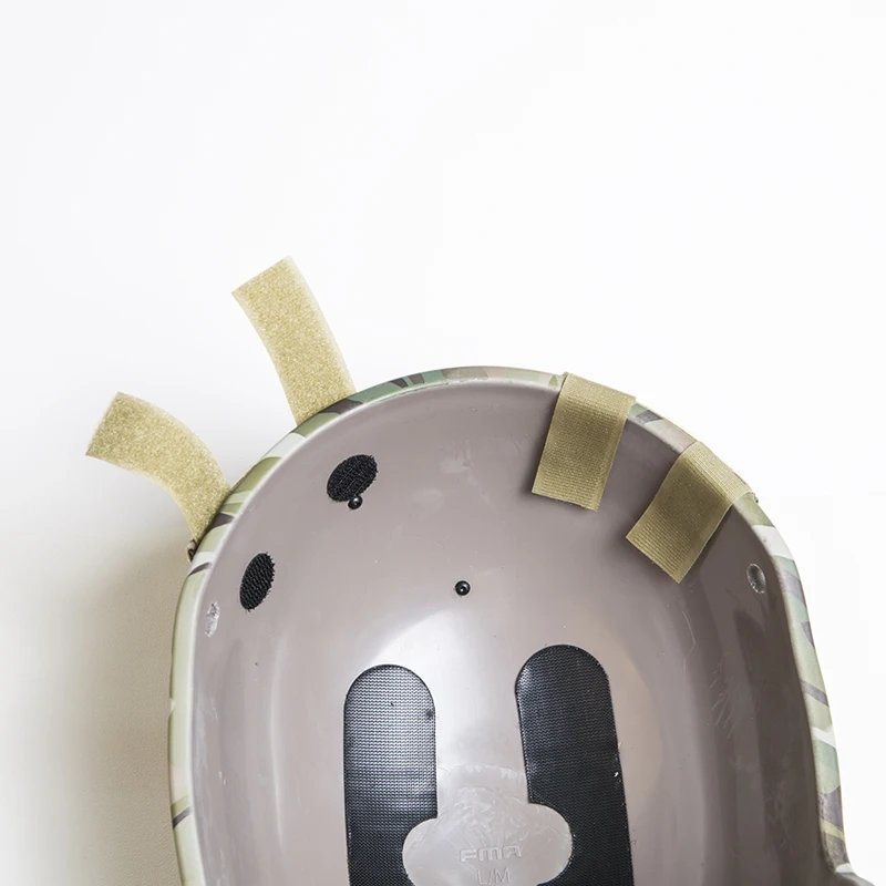 Un casco con un patrón de camuflaje y dos cuernos amarillos