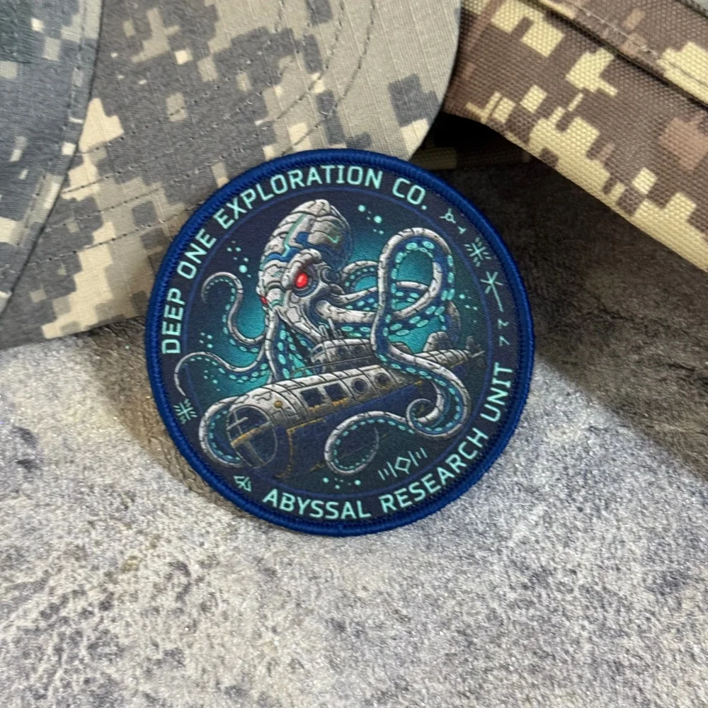 Parche táctico Abyssal con pulpo gigante y velcro para mochila - imagen 5