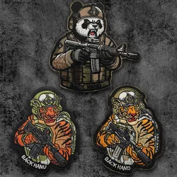 Panda enojado táctico con parches de pistola, parche de tigre CP, insignia con emblema de hombro bordado con gancho y bucle